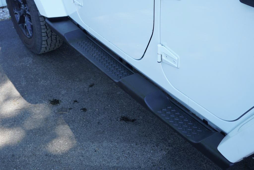 Used 2018 Jeep Wrangler Unlimited Sahara AWD/4WD image 10