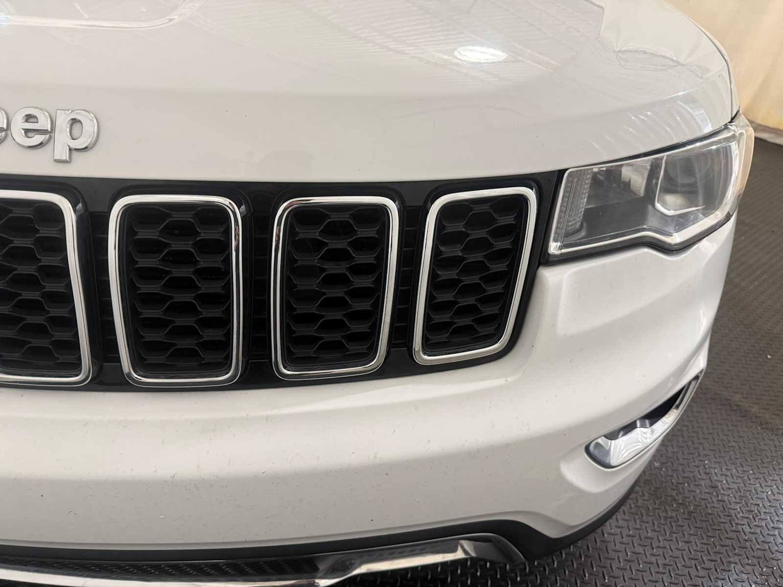 Used 2018 Jeep Grand Cherokee Limited AWD/4WD image 5