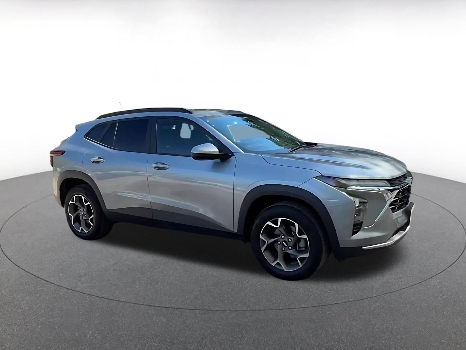Used 2025 Chevrolet Trax LT w/ LT Convenience Package FWD image 2