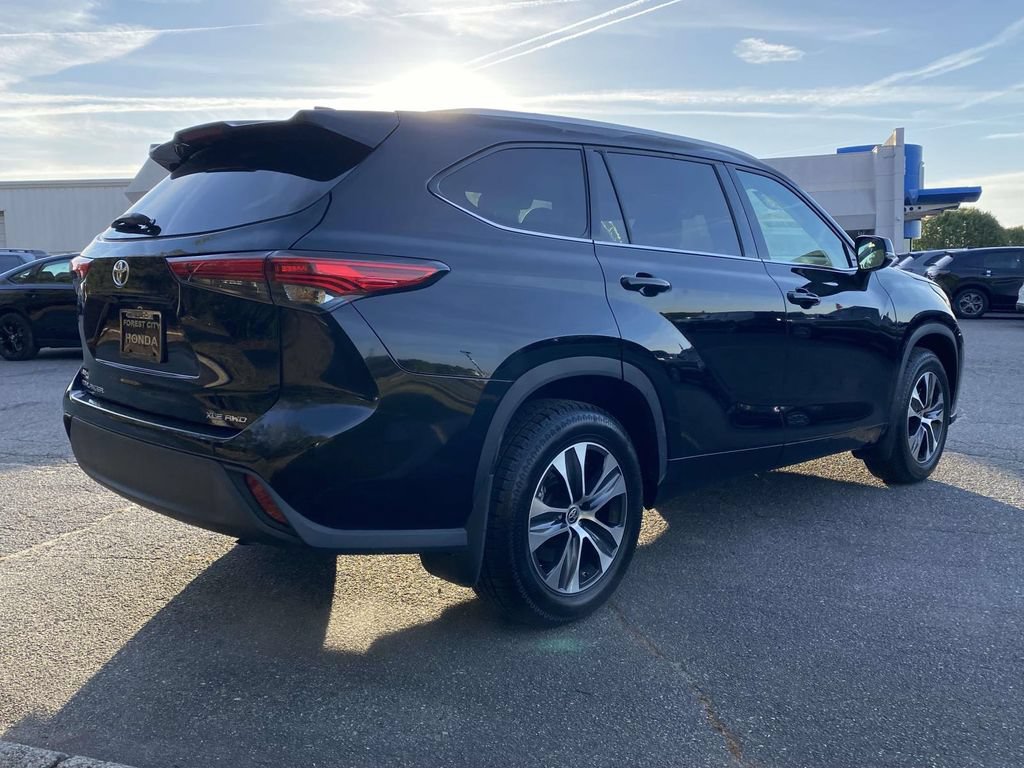 Used 2022 Toyota Highlander XLE AWD/4WD image 5