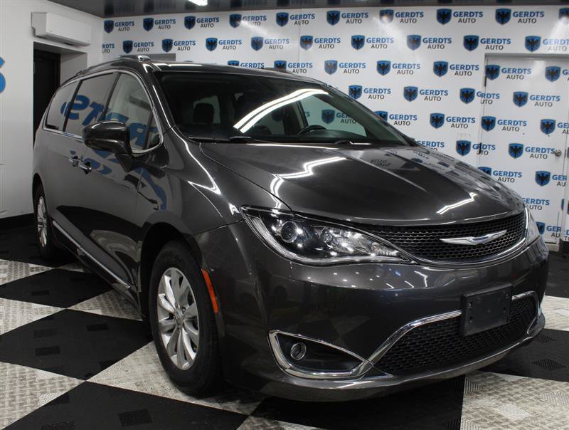 Used 2018 Chrysler Pacifica Touring-L FWD image 5