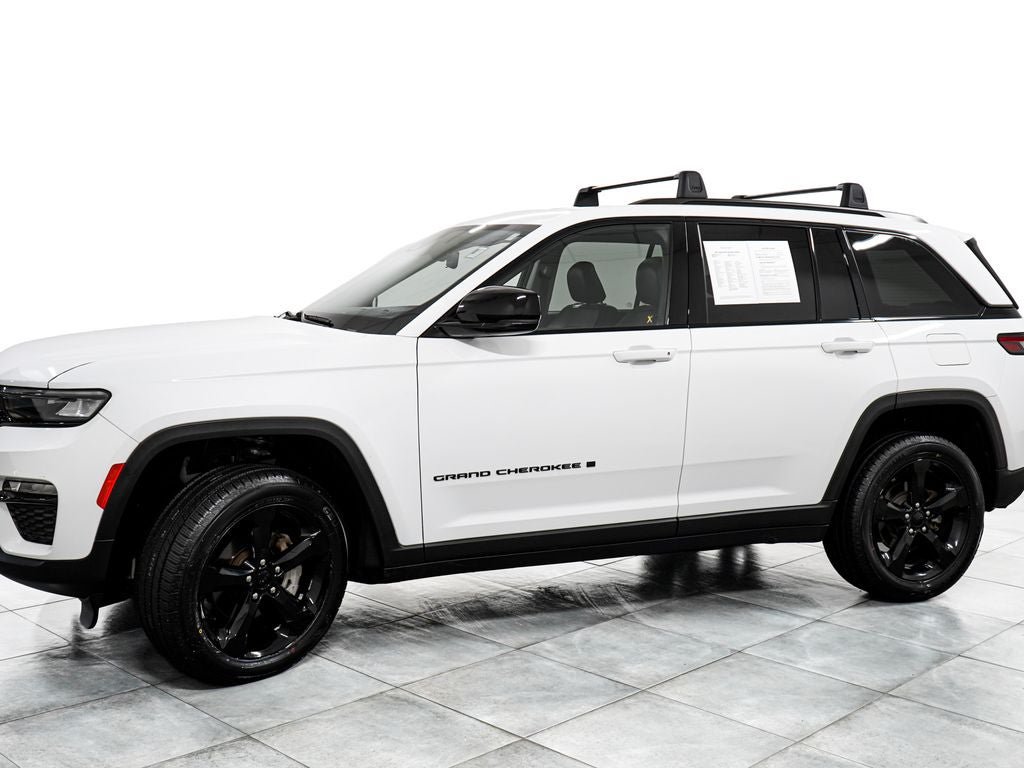 Used 2023 Jeep Grand Cherokee Limited w/ Black Appearance Package AWD/4WD image 4
