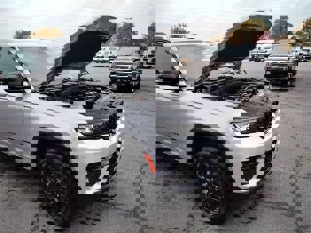 New 2025 Jeep Grand Cherokee Altitude image 11