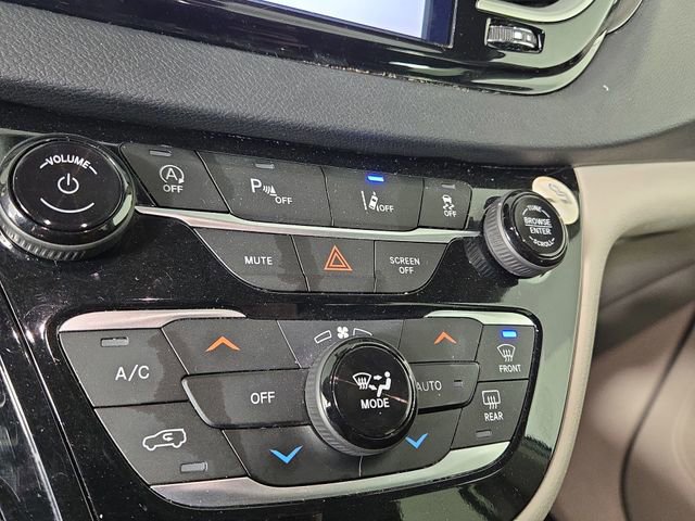 Used 2023 Chrysler Pacifica Touring-L image 20