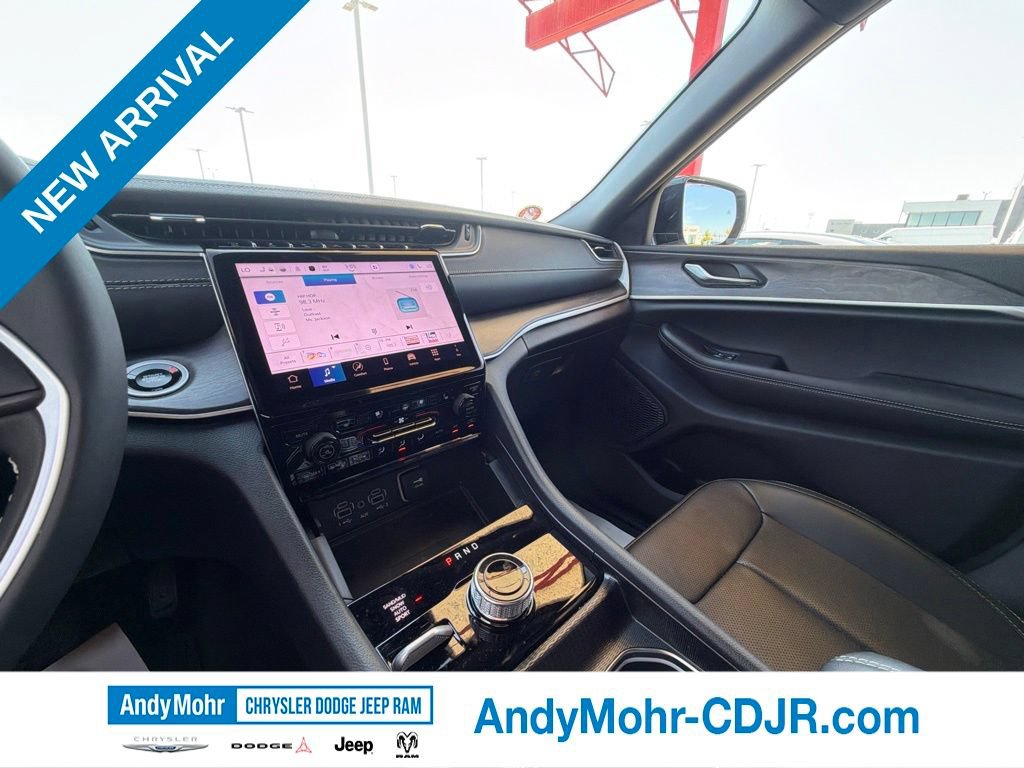 Used 2025 Jeep Grand Cherokee Limited w/ Luxury Tech Group II AWD/4WD image 31