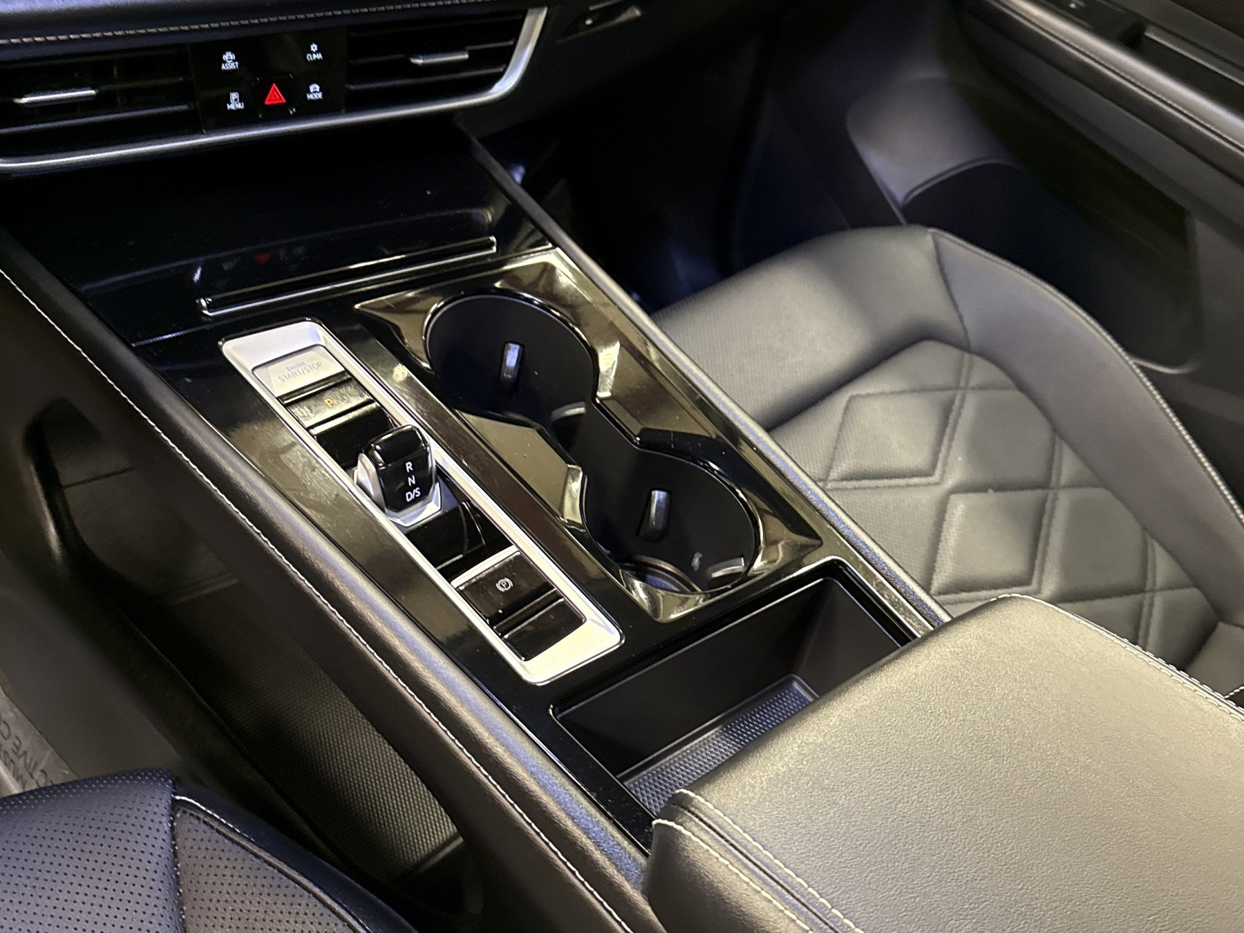 Used 2024 Volkswagen Atlas SE w/ Black Wheel Package image 9