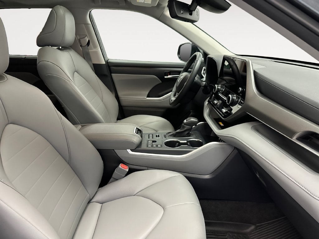 Used 2025 Toyota Highlander XLE AWD/4WD image 16