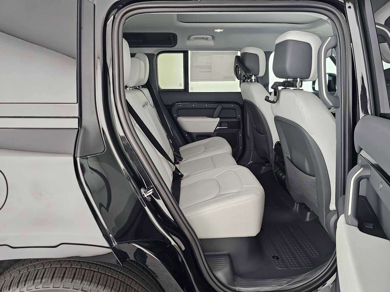 New 2026 Land Rover Defender 110 X-Dynamic SE image 12