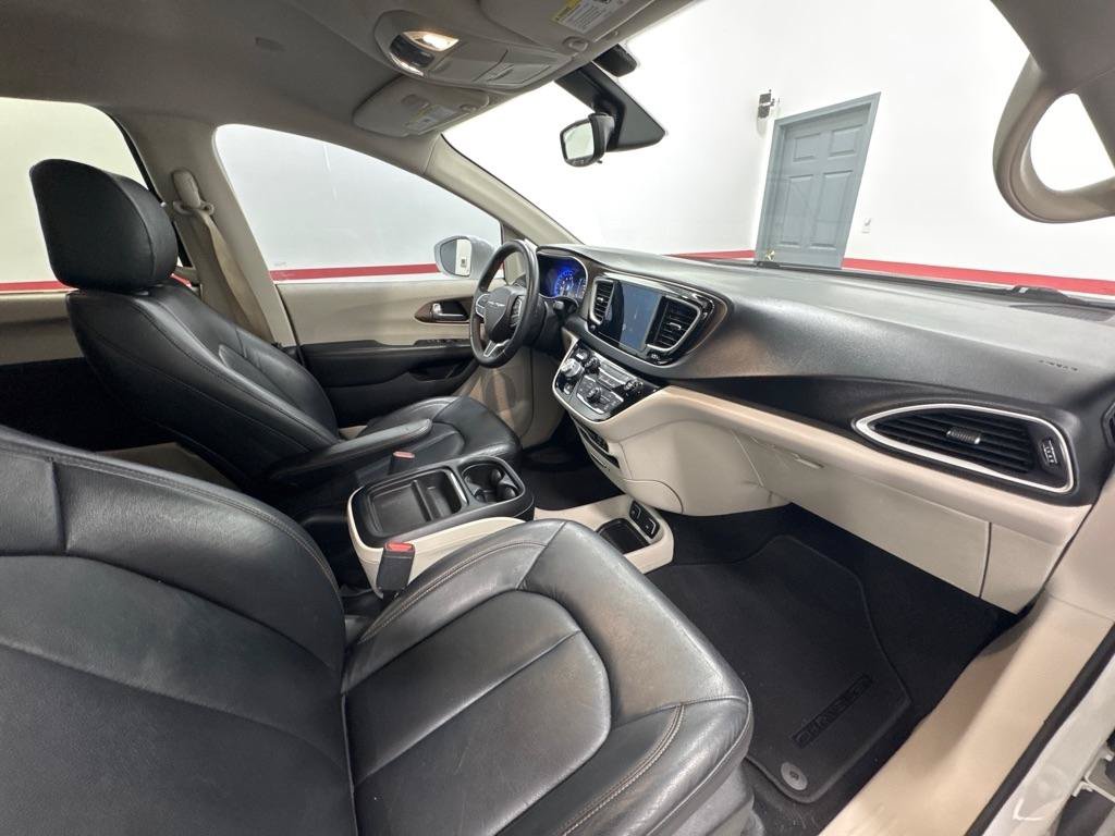 Used 2017 Chrysler Pacifica Touring-L w/ Tire & Wheel Group FWD image 14