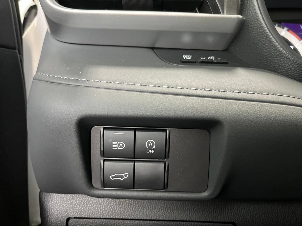 Used 2024 Toyota Highlander LE FWD image 13