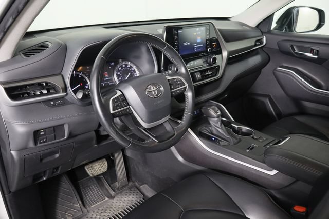 Used 2022 Toyota Highlander XLE FWD image 27