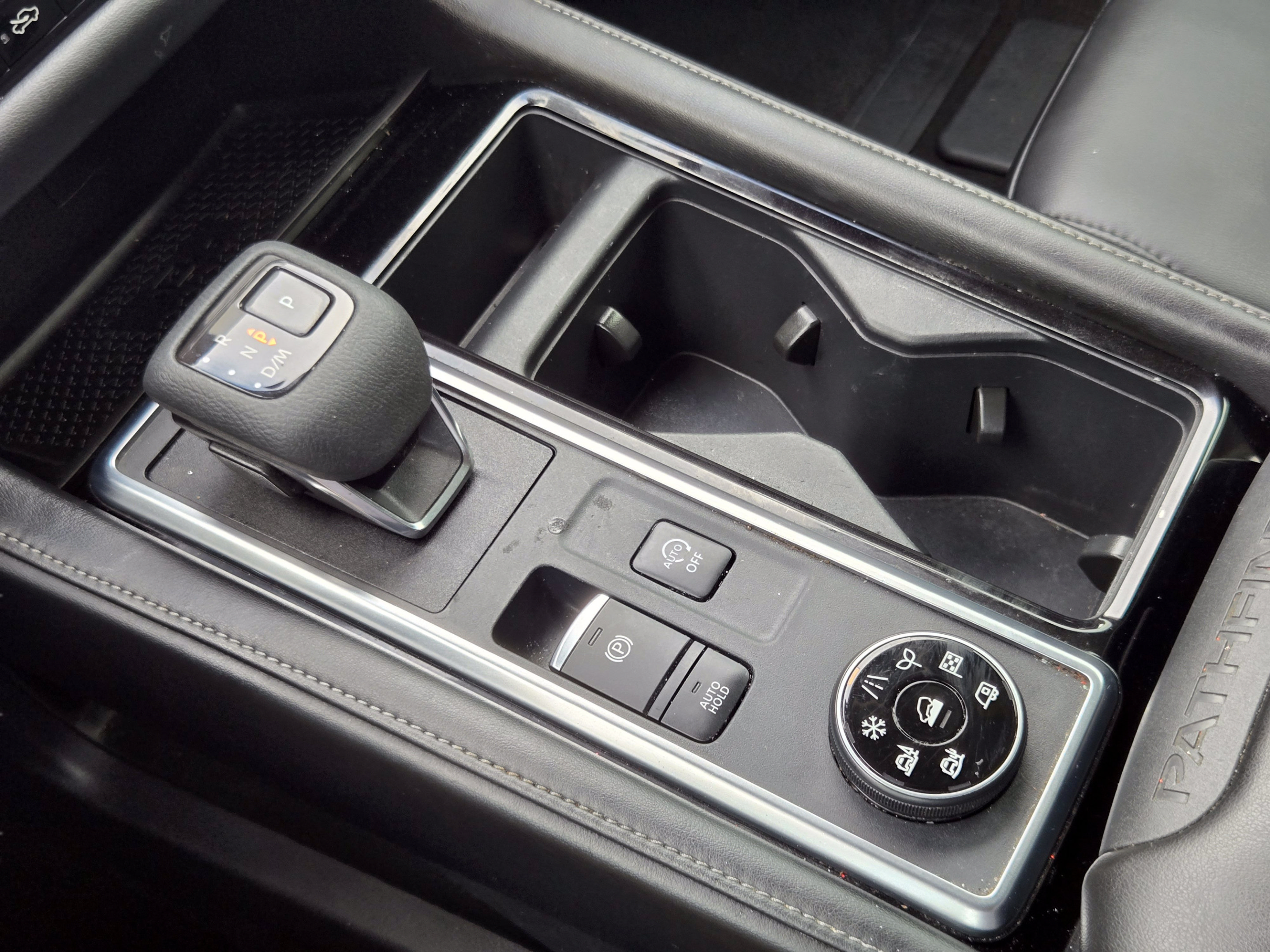 Used 2023 Nissan Pathfinder SL AWD/4WD image 16