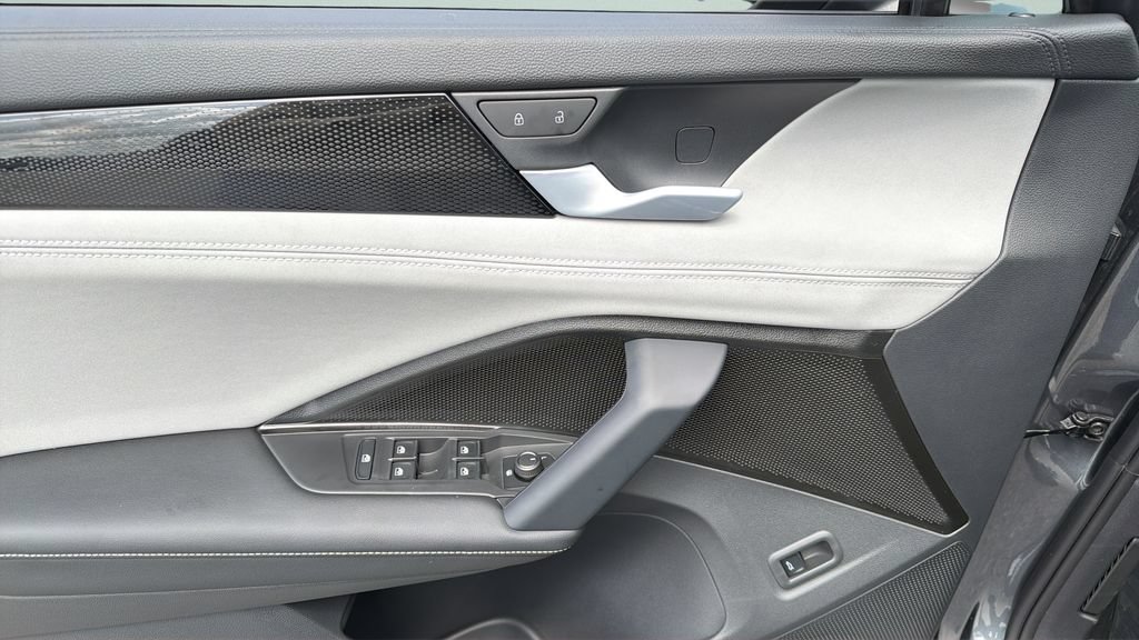 New 2026 Volkswagen Tiguan SE FWD image 20