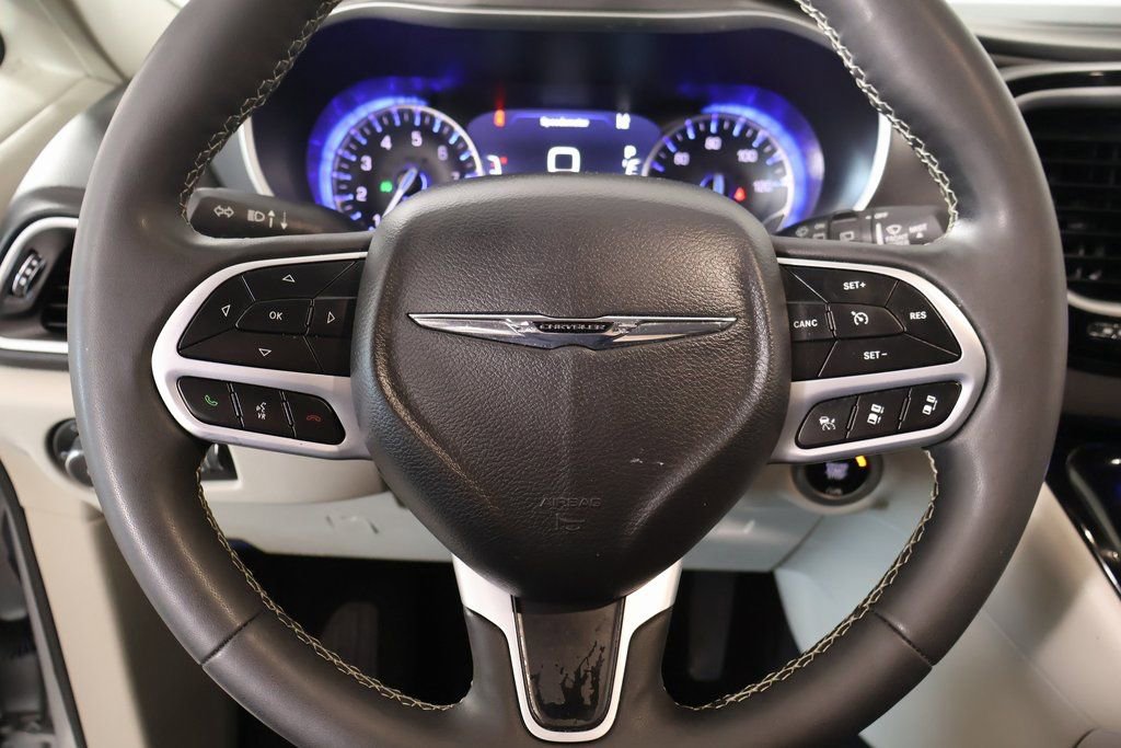 Used 2024 Chrysler Pacifica Touring-L FWD image 3