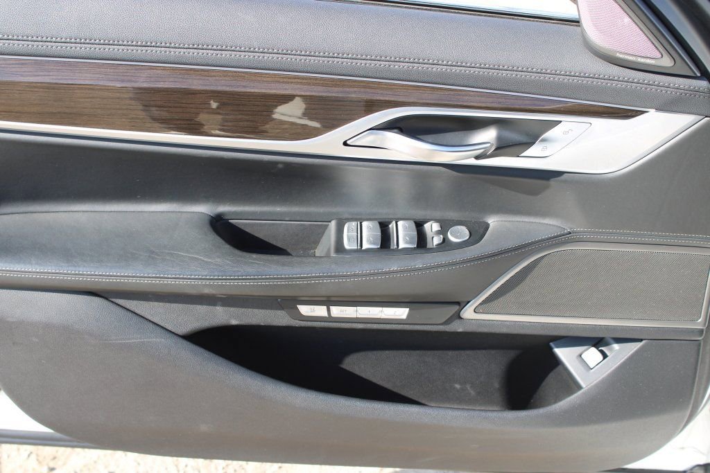 Used 2018 BMW 750i image 9