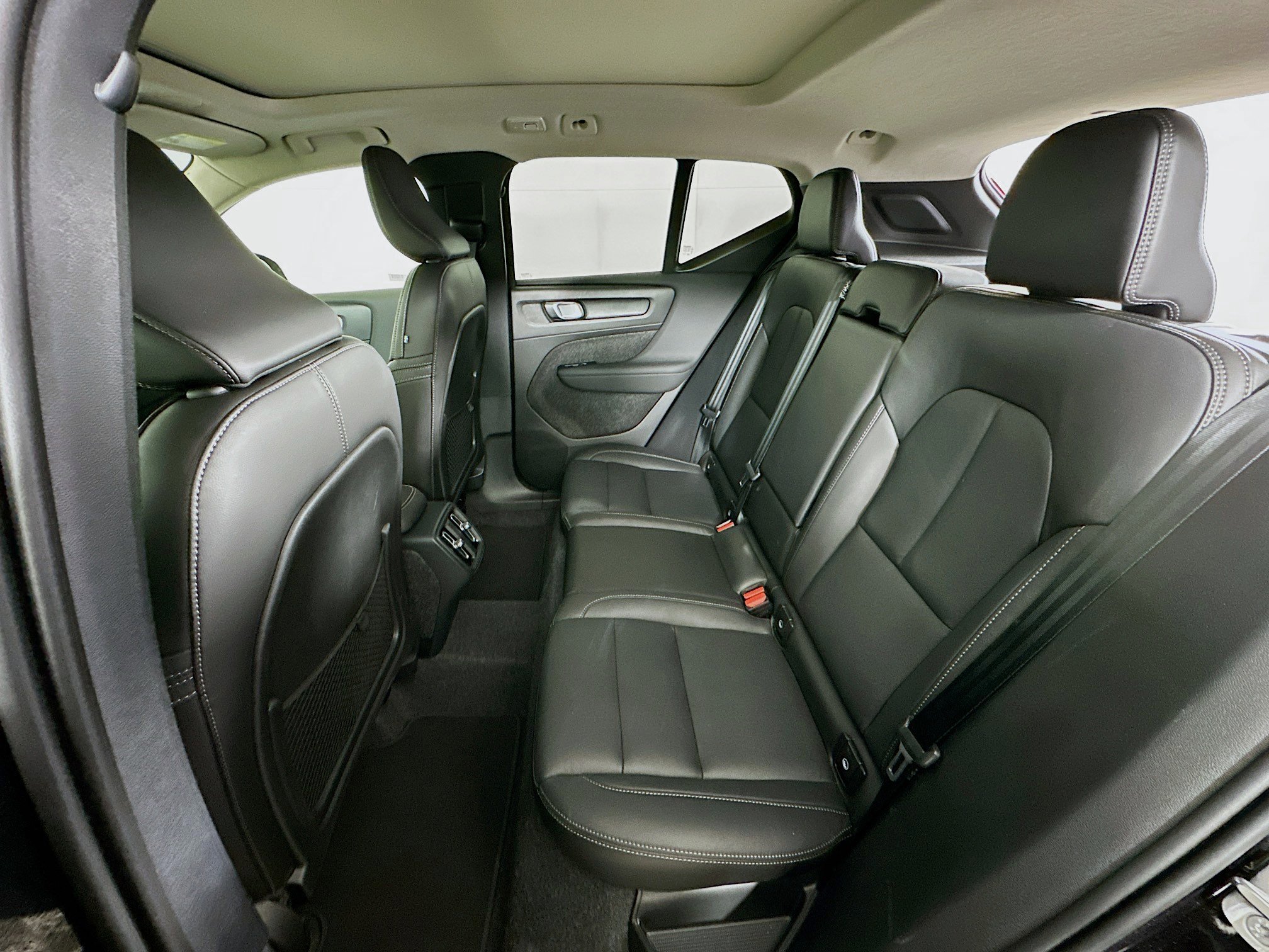 Used 2025 Volvo XC40 B5 Core image 28