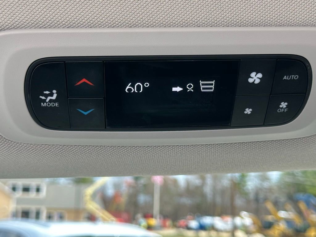 Used 2023 Chrysler Pacifica Touring-L FWD image 35