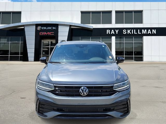Used 2024 Volkswagen Tiguan SE R-Line AWD/4WD image 2