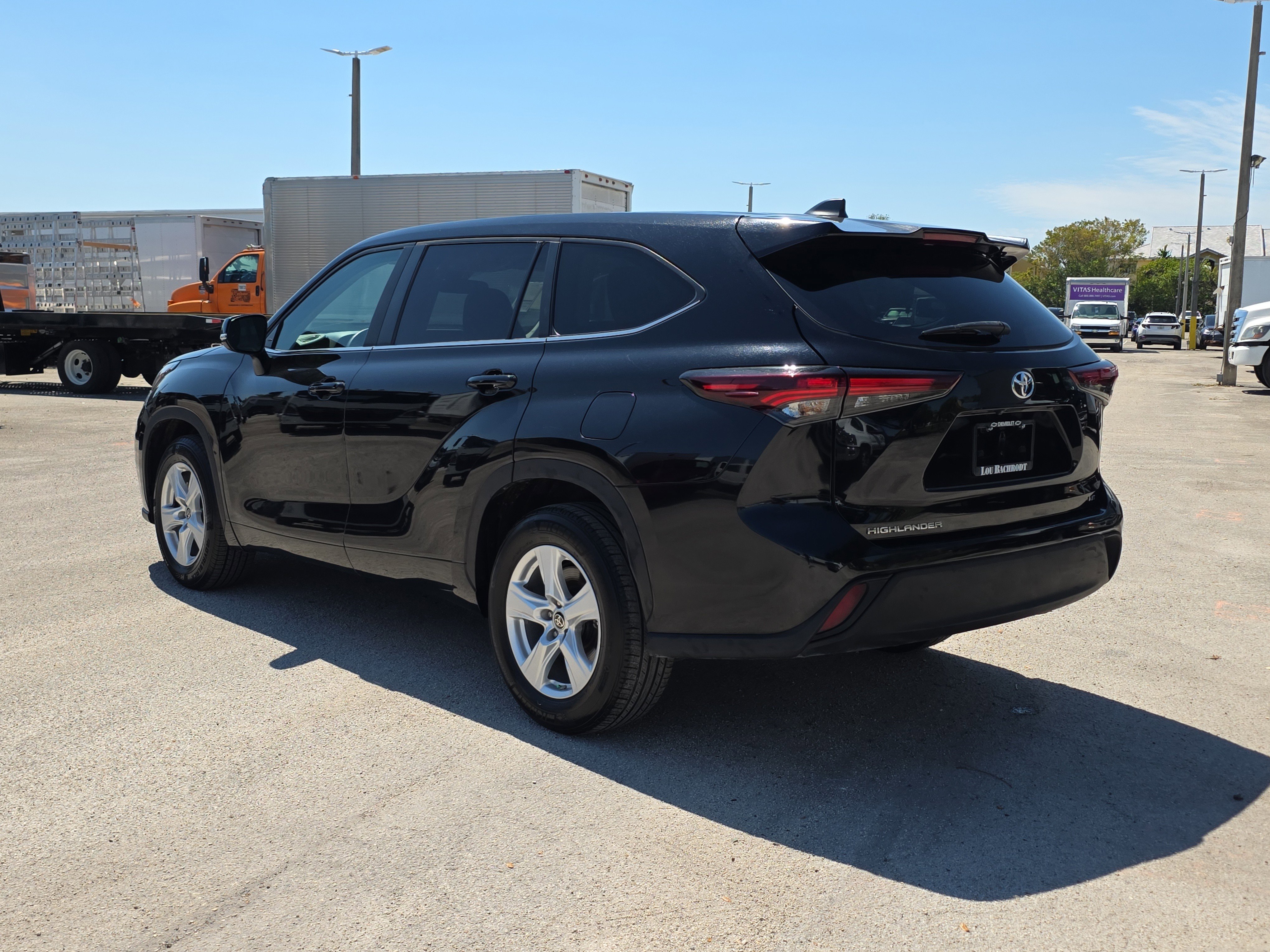 Used 2024 Toyota Highlander LE FWD image 5