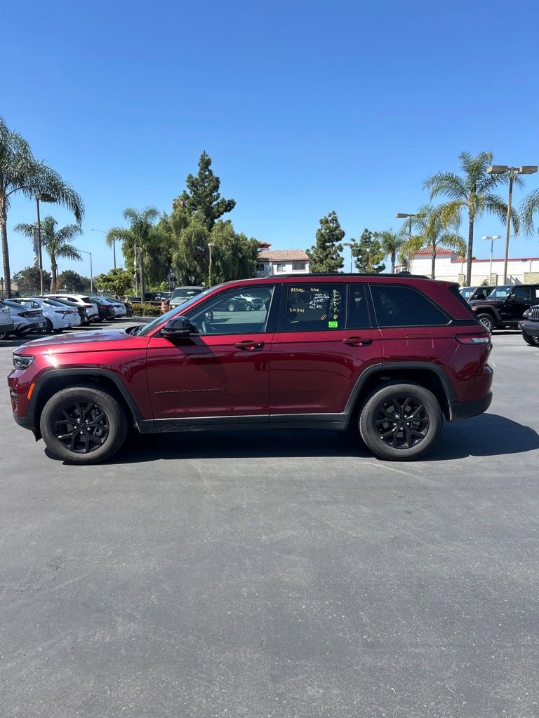 Used 2025 Jeep Grand Cherokee Altitude image 7