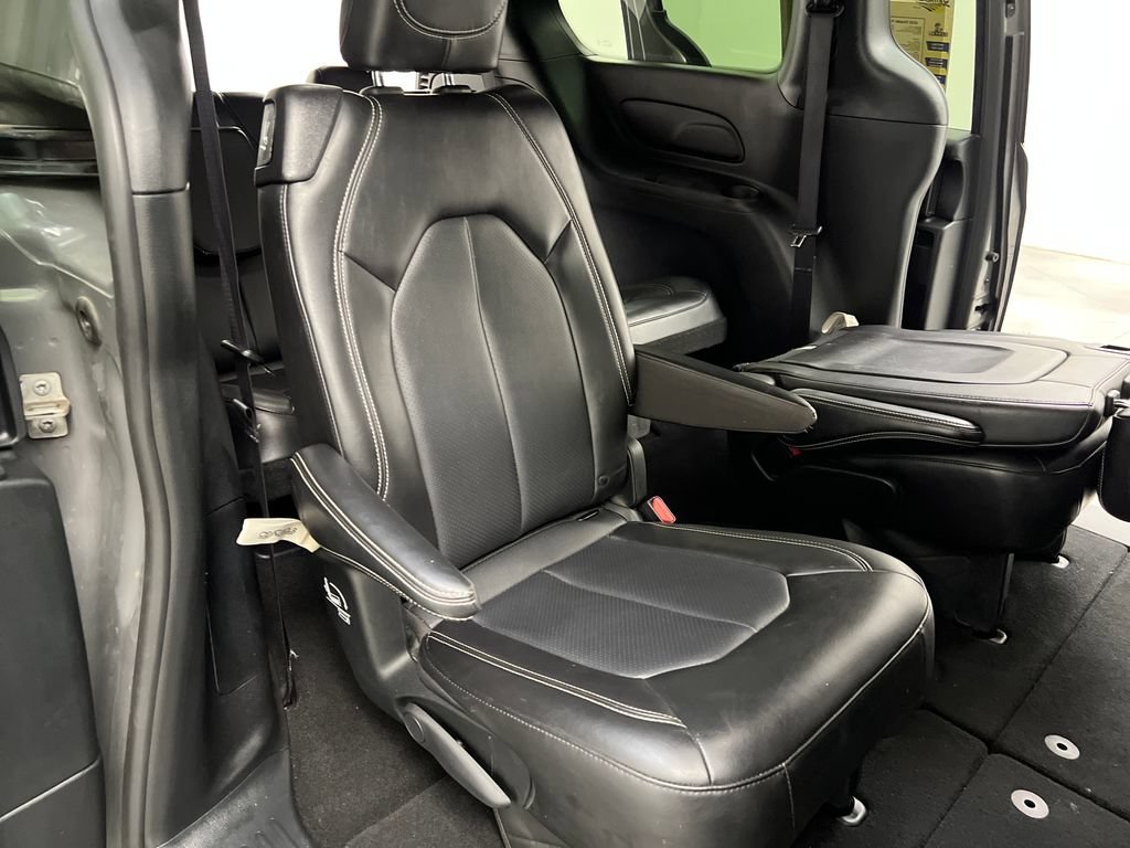 Used 2025 Chrysler Pacifica Select FWD image 25