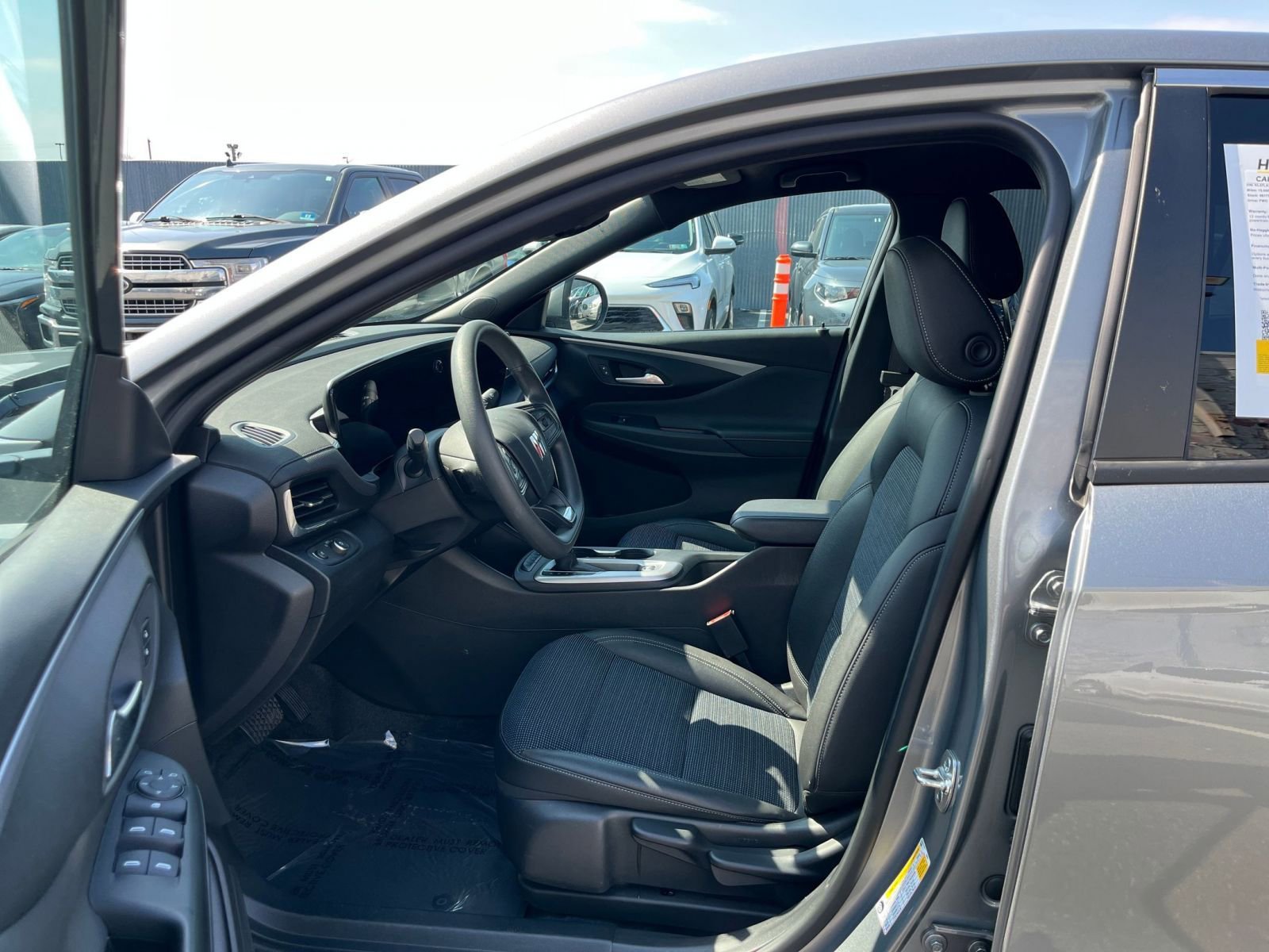 Used 2025 Buick Envista Preferred image 27