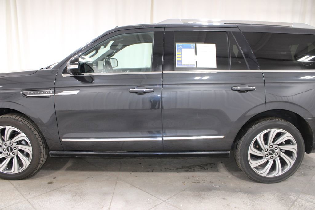 Used 2023 Lincoln Navigator Reserve AWD/4WD image 6