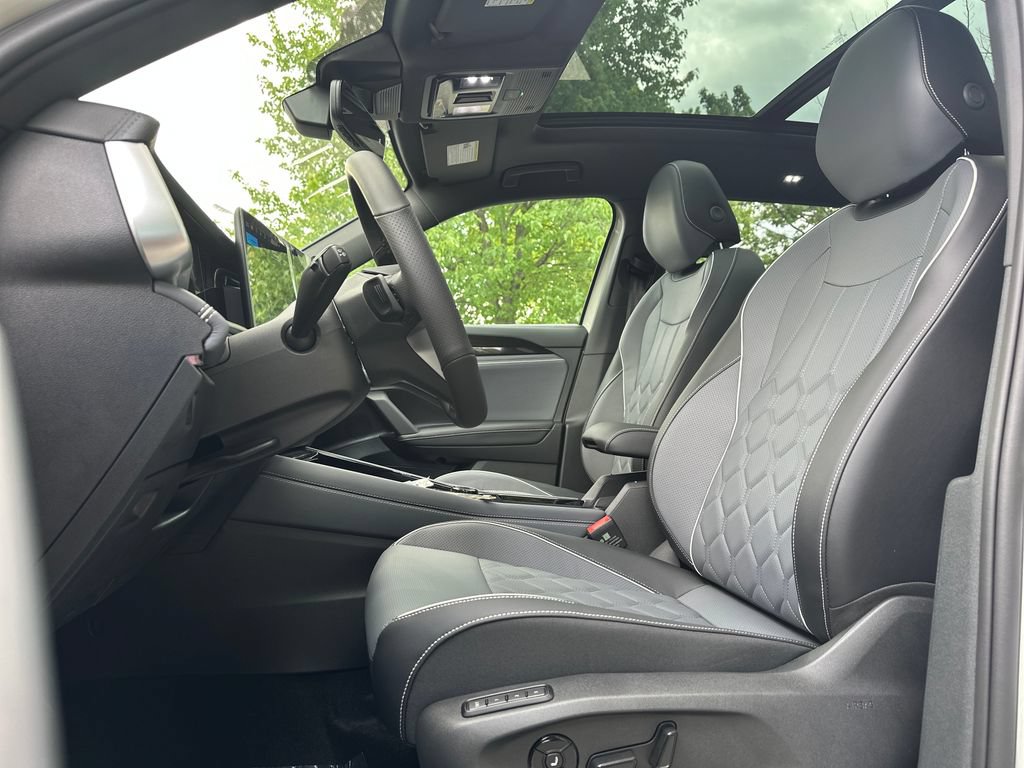 New 2026 Volkswagen Tiguan SEL R-Line AWD/4WD image 8