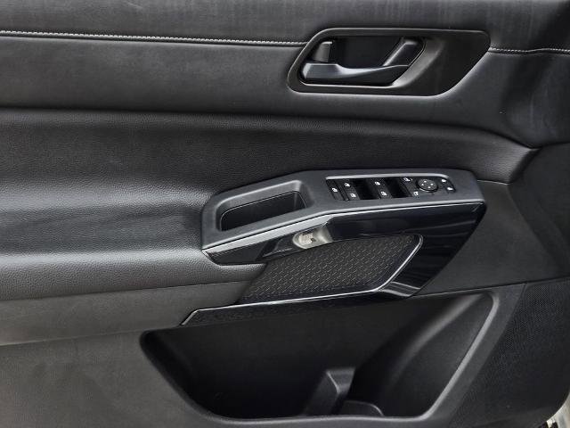 Certified 2025 Nissan Pathfinder SV FWD image 17