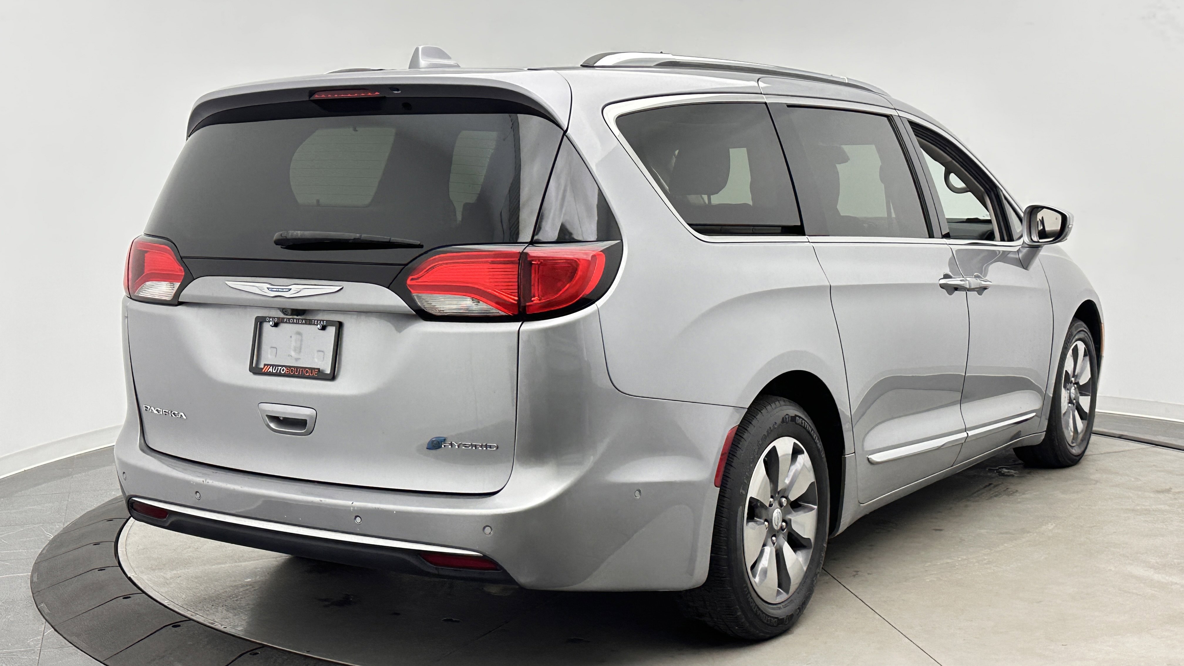 Used 2018 Chrysler Pacifica Limited w/ Advanced Safetytec Group FWD image 8