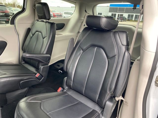 Used 2024 Chrysler Pacifica Touring-L image 15
