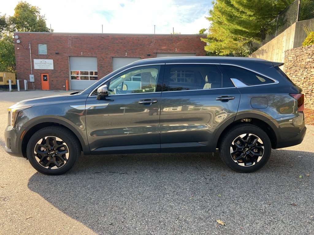 Certified 2025 Kia Sorento S image 2
