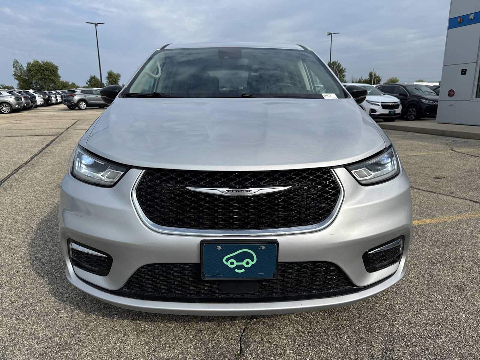 Used 2024 Chrysler Pacifica Touring-L FWD image 2