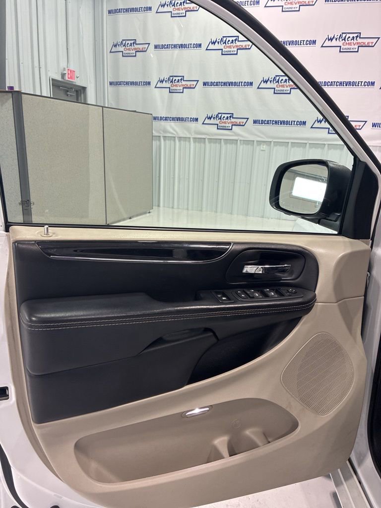 Used 2017 Dodge Grand Caravan SXT image 14