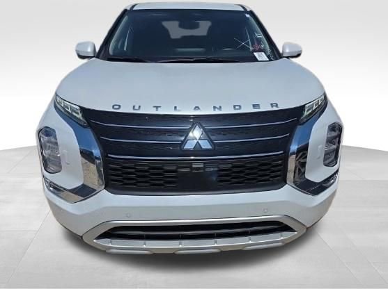 Used 2024 Mitsubishi Outlander SE AWD/4WD image 2