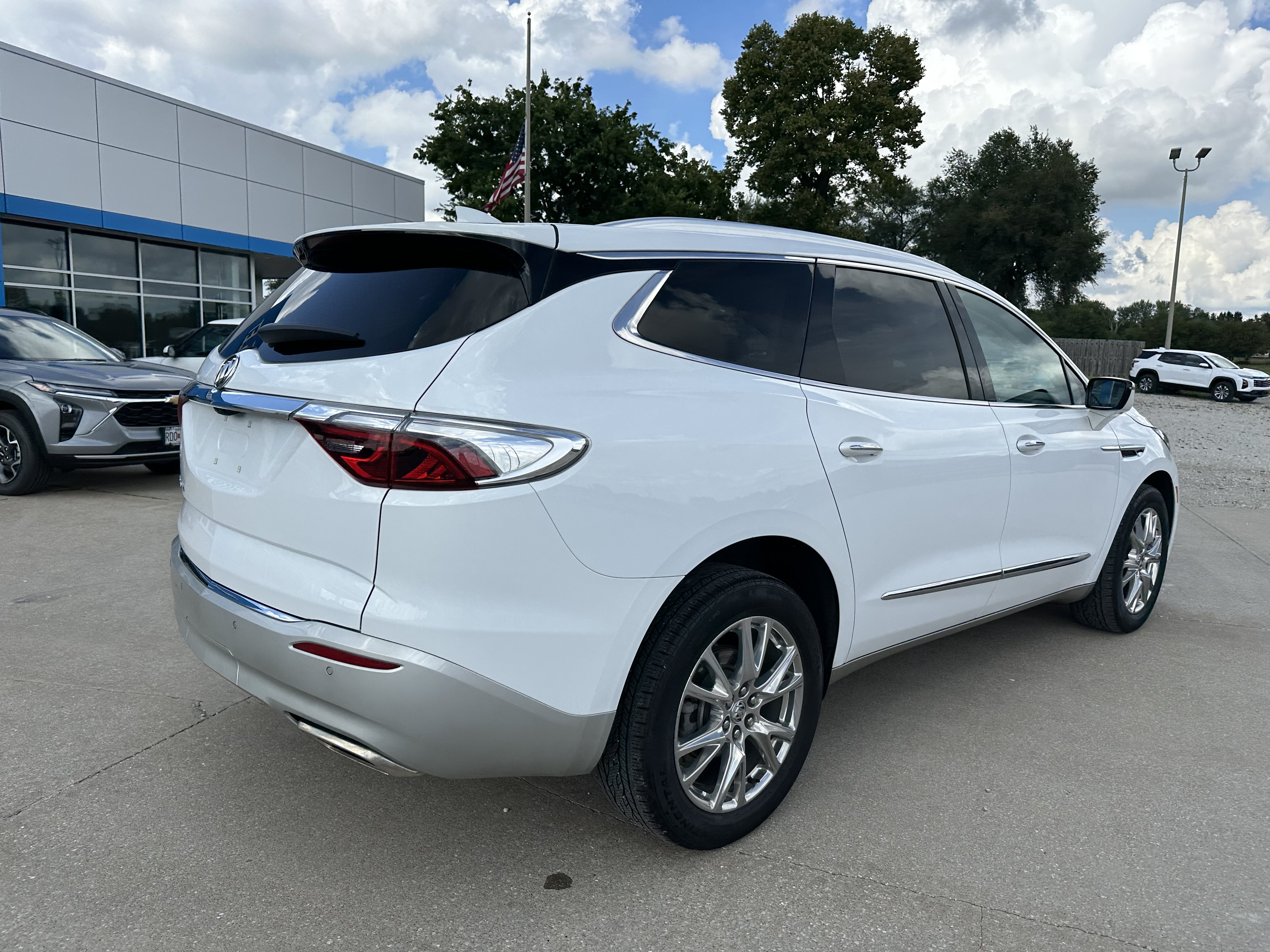 Used 2024 Buick Enclave Premium AWD/4WD image 3