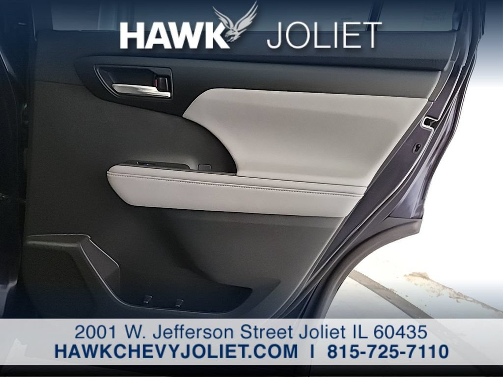 Used 2021 Toyota Highlander XLE AWD/4WD image 23
