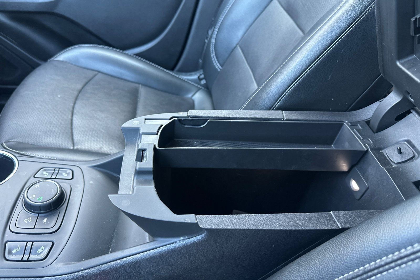 Used 2023 GMC Terrain SLT image 33