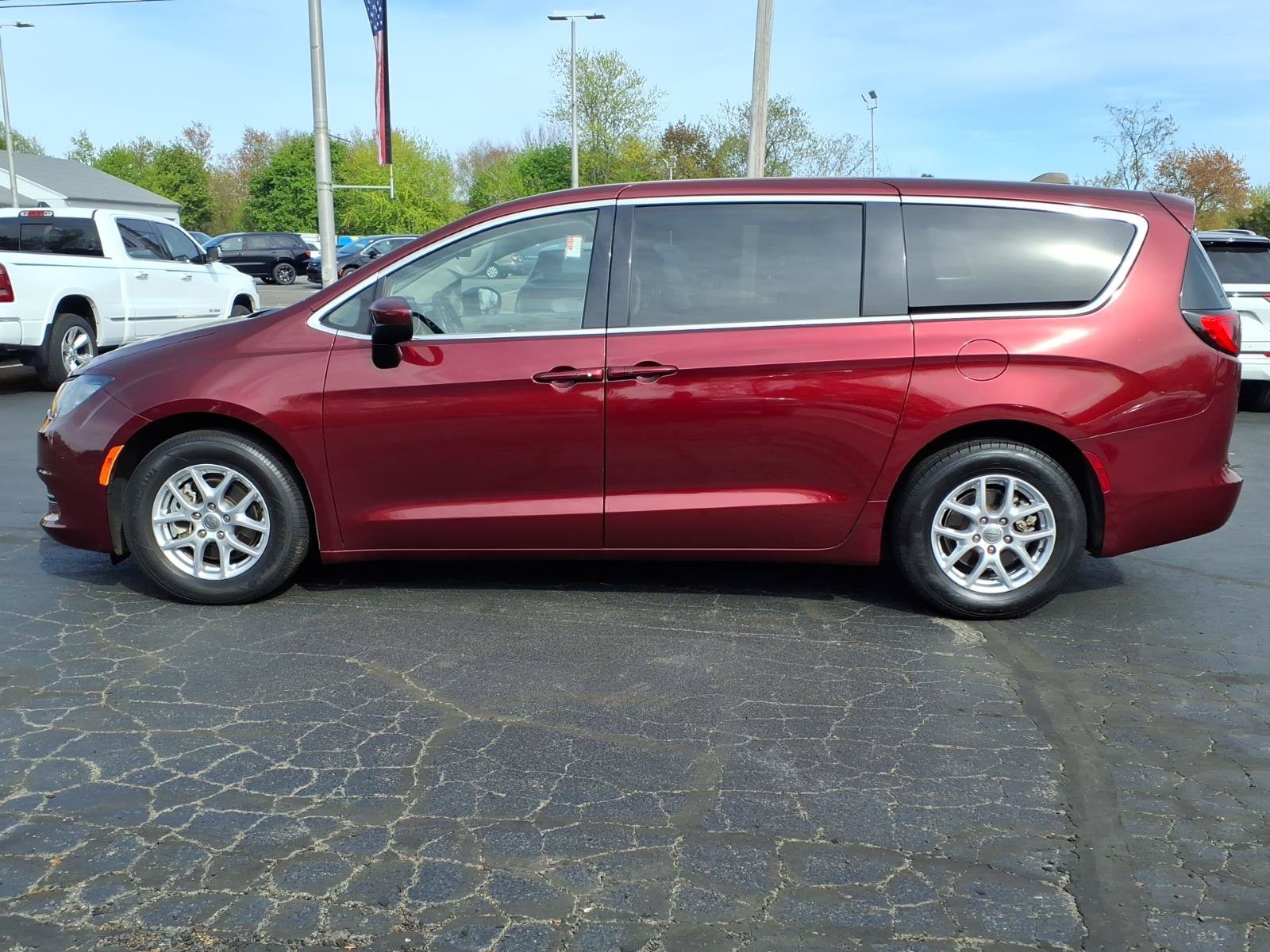 Certified 2022 Chrysler Voyager LX FWD image 4
