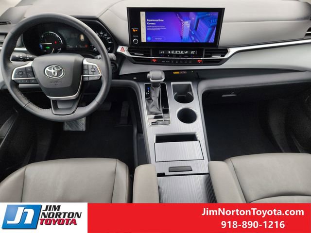 Used 2025 Toyota Sienna XLE image 28