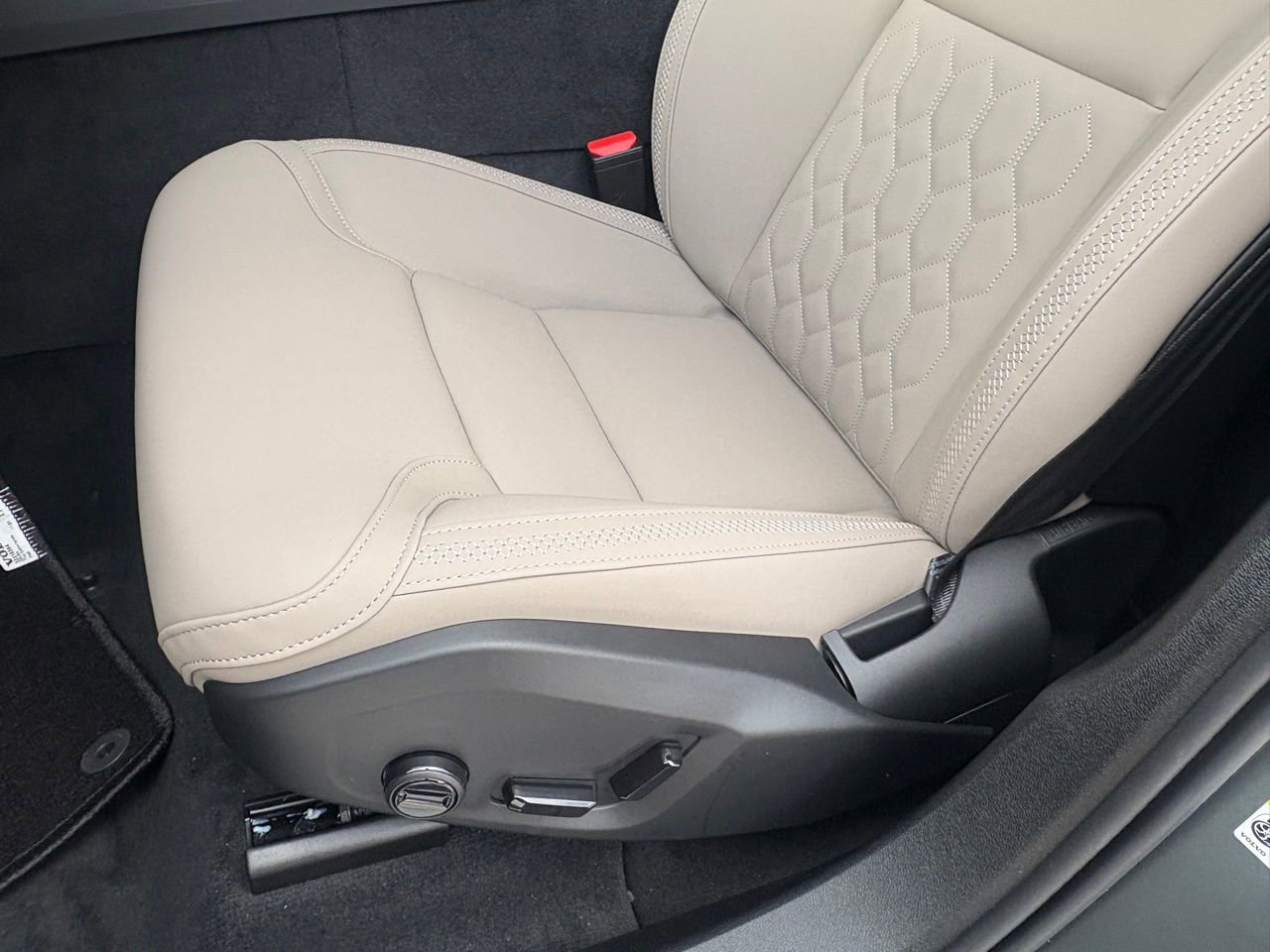 New 2026 Volvo XC60 T8 Plus w/ Protection Package Premier image 21