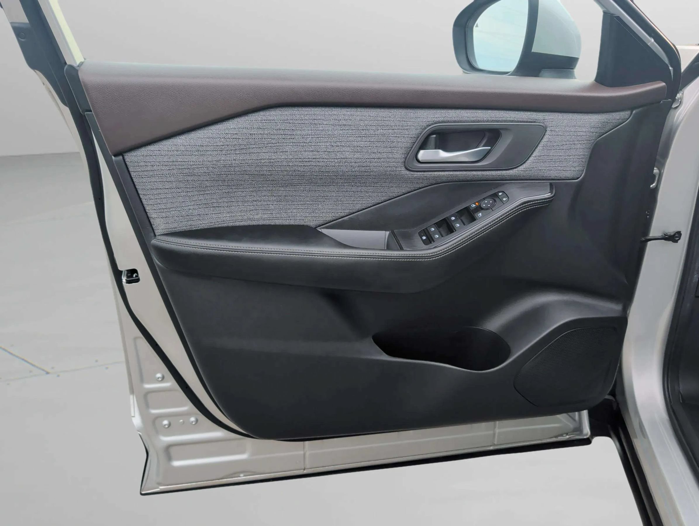 Used 2023 Nissan Rogue SV FWD image 34