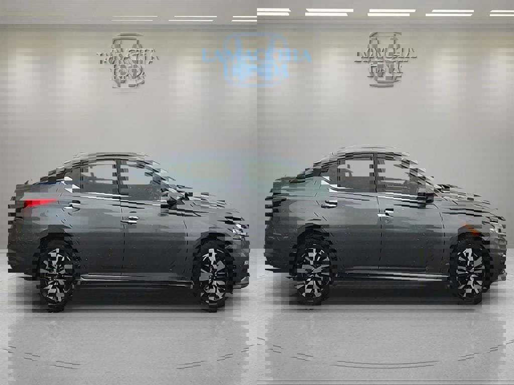 Used 2022 Nissan Altima 2.5 SV w/ SV Premium Package image 2