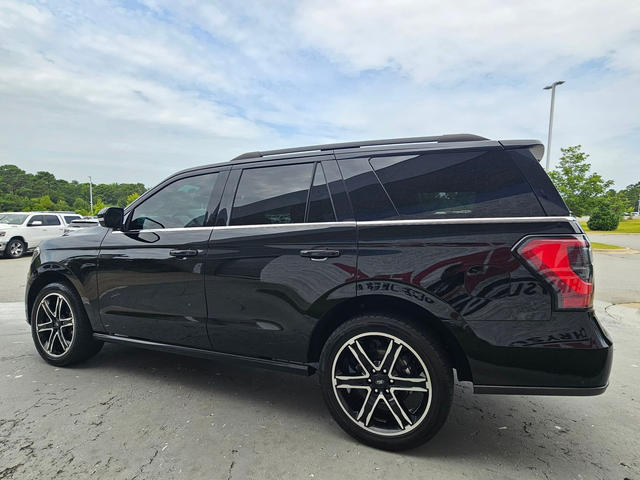 Used 2019 Ford Expedition Limited w/ Equipment Group 303A AWD/4WD image 5