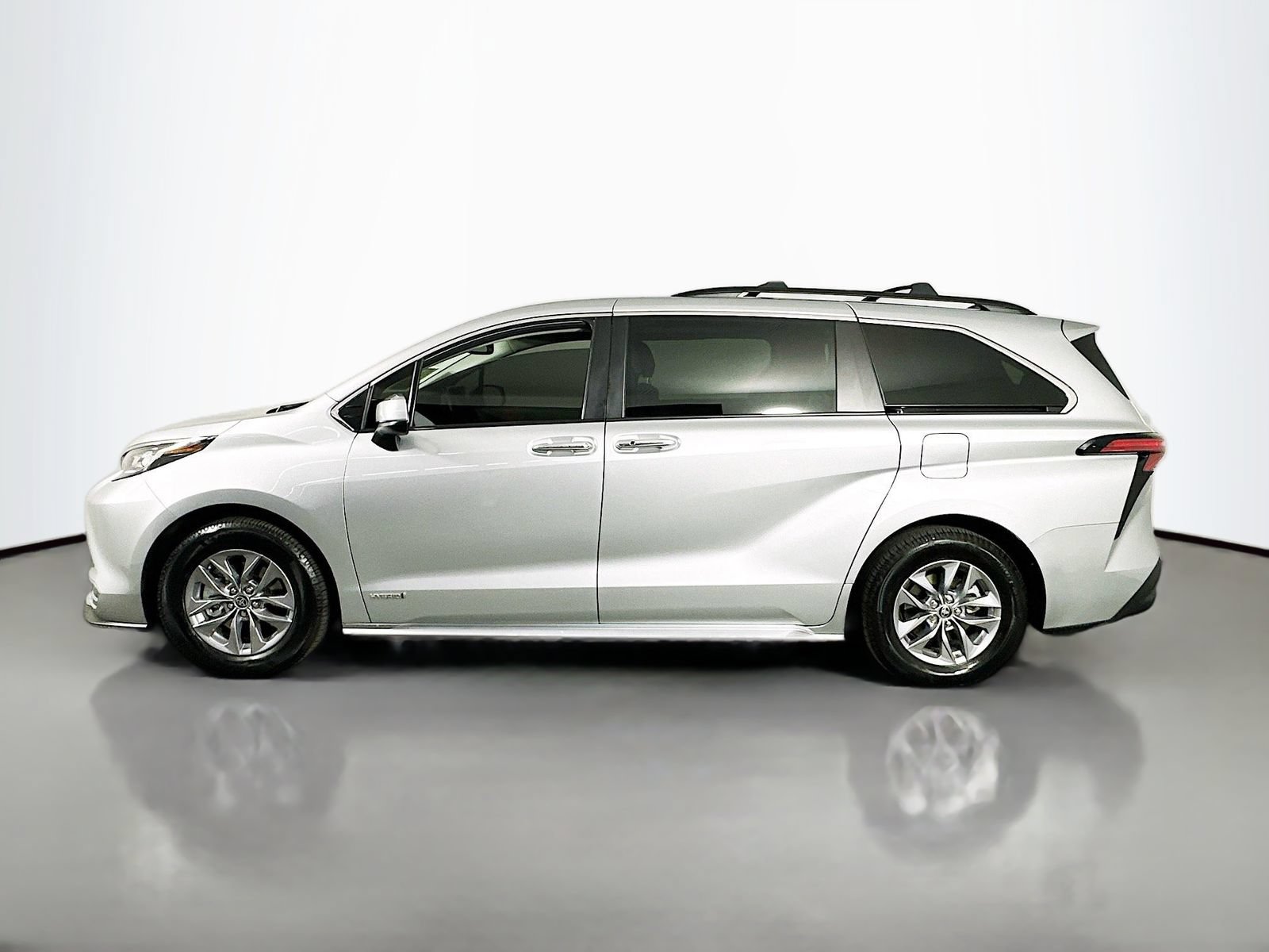 Certified 2021 Toyota Sienna XLE AWD/4WD image 4
