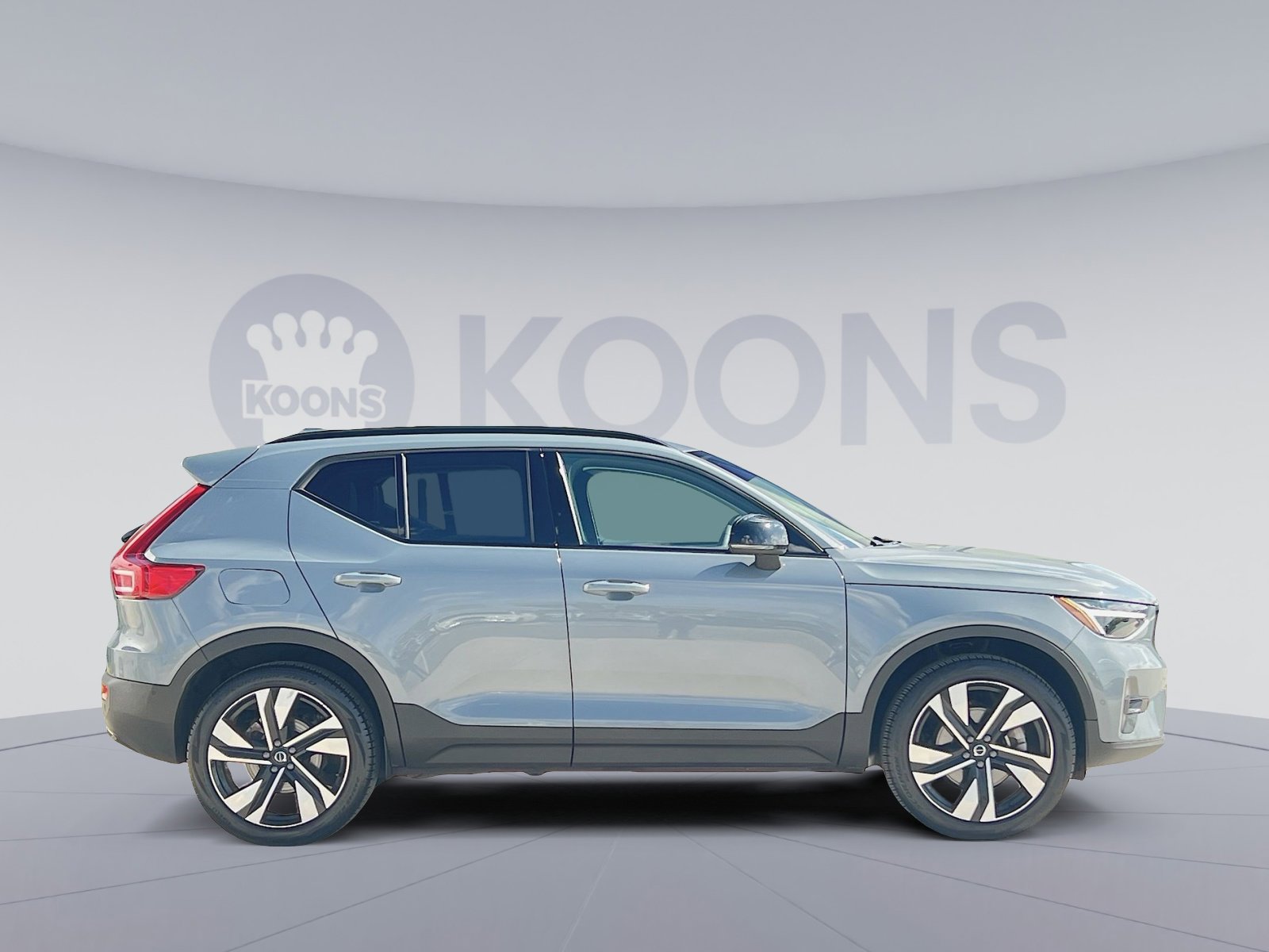 Certified 2023 Volvo XC40 B5 Plus w/ Climate Package image 4