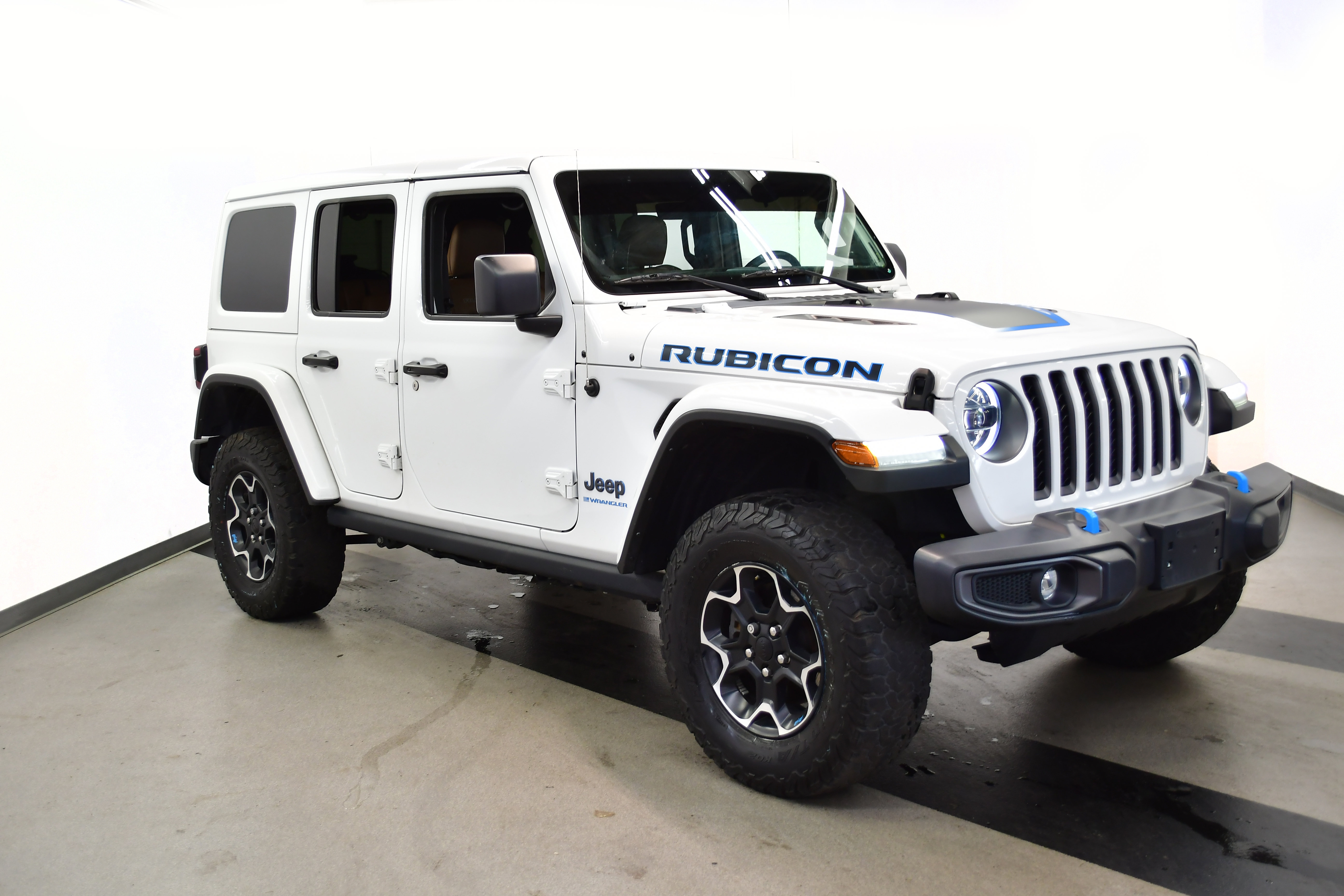 Used 2023 Jeep Wrangler Unlimited Rubicon 4xe w/ Cold Weather Group AWD/4WD image 2