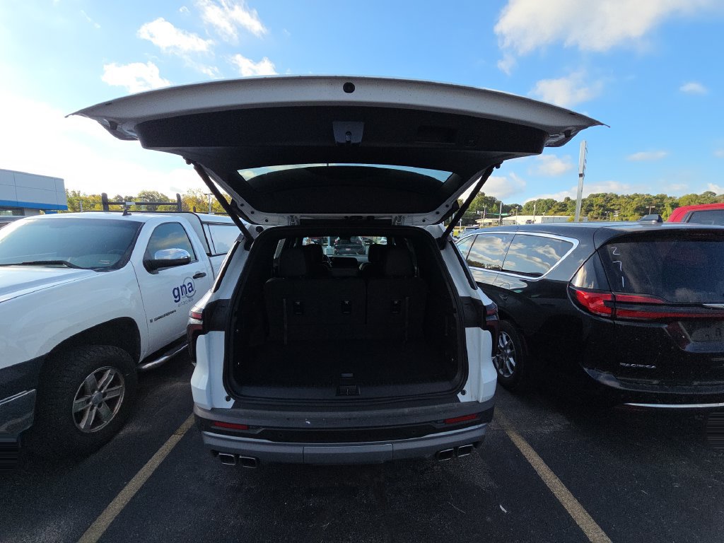 Used 2026 Chevrolet Traverse LT FWD image 15