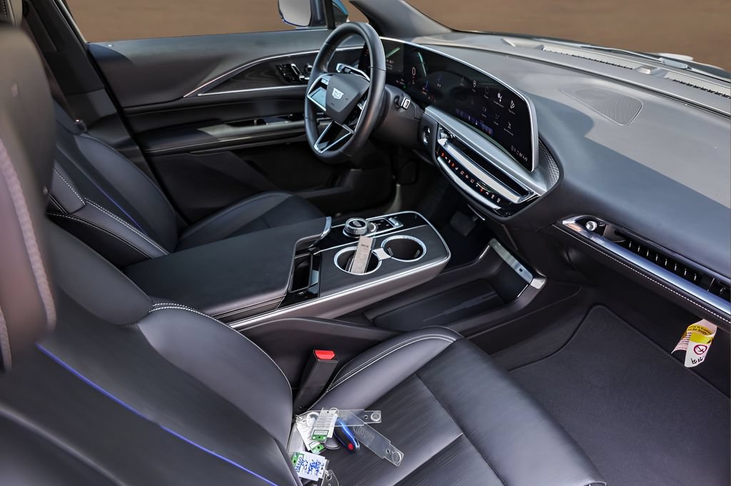 Certified 2024 Cadillac Lyriq Luxury AWD/4WD image 25