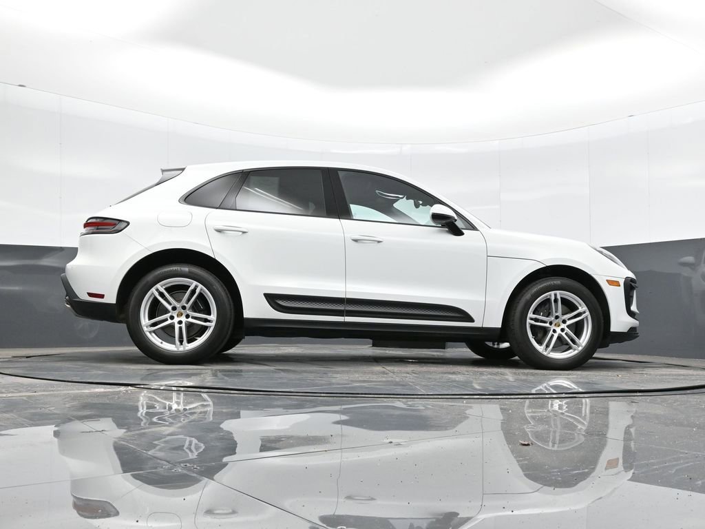 Certified 2025 Porsche Macan AWD/4WD image 39